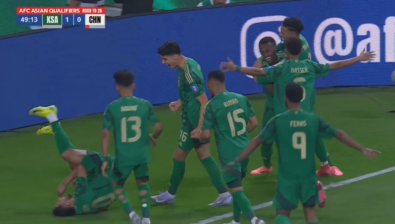没守住!10人国足0-1落后沙特,王大雷扑救后多萨里再射破门