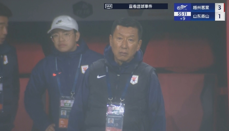 半场1-3落后递补队!场边的崔康熙表情焦急