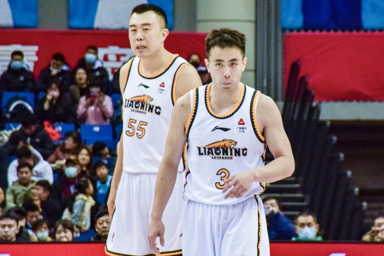 犯规危机!赵继伟和韩德君半场均3犯 赵继伟5分8助&韩德君5中5