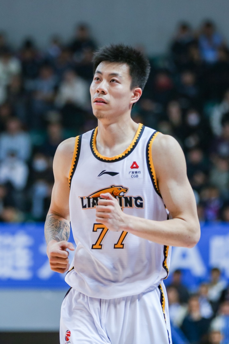 媒体人:张镇麟、韩德君将因伤缺席今晚对阵北控的比赛