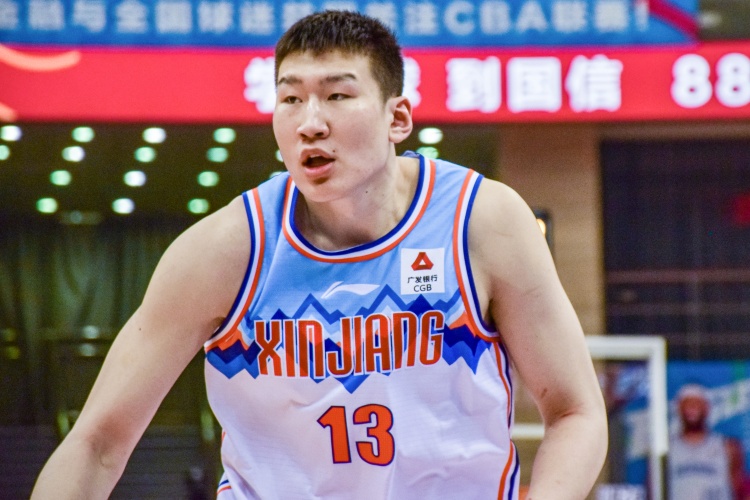 拼抢积极但手感不佳!李炎哲半场8中2&罚球6中4拿8分 抢4个前场板