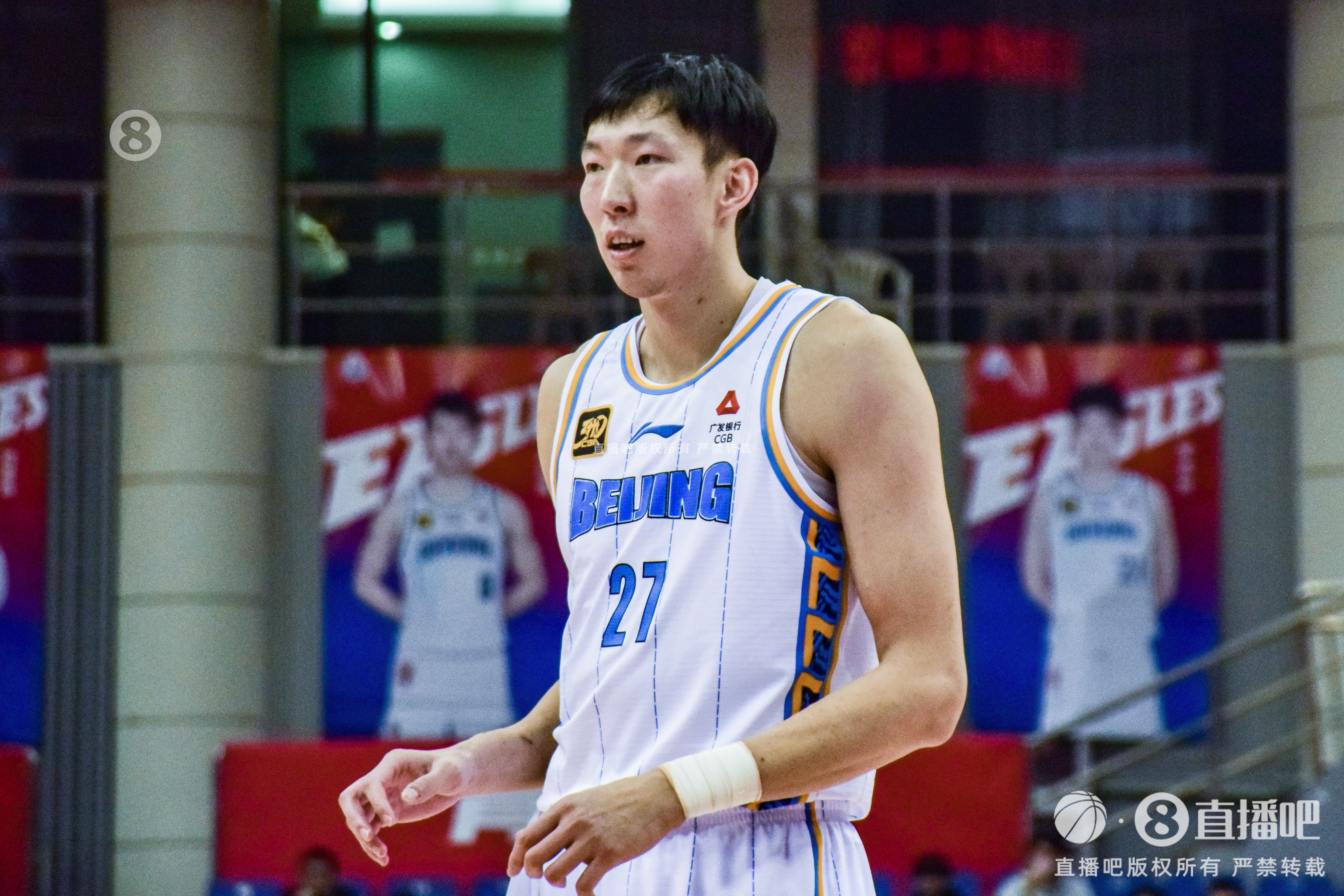 被压制了呀!周琦各种被洛夫顿强打 6中4拿到8分13板2助