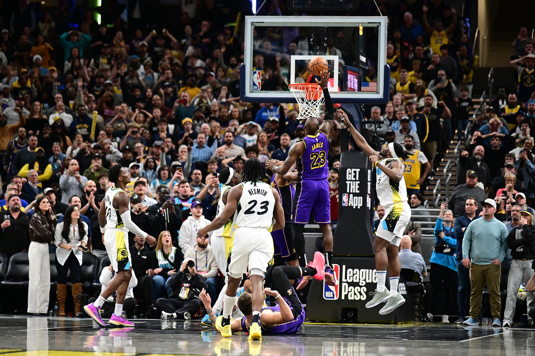 NBA历史唯二面对同一支球队有过3次压哨绝杀的球员:乔丹和詹姆斯